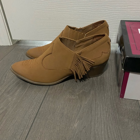 Circus by Sam Edelman western ankle booties in size 6. - Picture 2 of 5